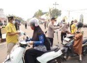 Kapolres Barsel Bagikan Masker Gratis, Lindungi Warga dari Kabut Asap Karhutla
