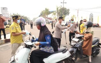 Kapolres Barsel Bagikan Masker Gratis, Lindungi Warga dari Kabut Asap Karhutla