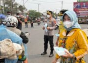 Bapenda Barsel Bagikan Masker Gratis, Lindungi Warga dari Kepungan Asap Karhutla