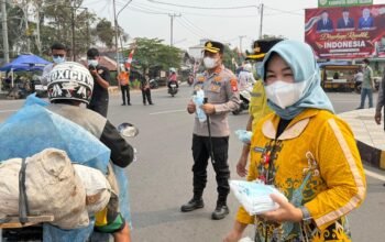 Bapenda Barsel Bagikan Masker Gratis, Lindungi Warga dari Kepungan Asap Karhutla