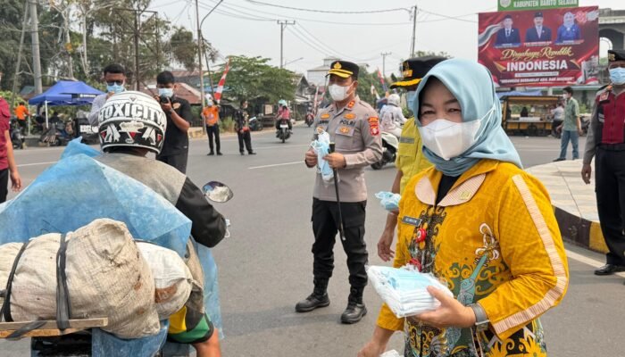 Bapenda Barsel Bagikan Masker Gratis, Lindungi Warga dari Kepungan Asap Karhutla