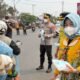 Bapenda Barsel Bagikan Masker Gratis, Lindungi Warga dari Kepungan Asap Karhutla