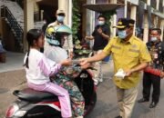 Wakil Bupati Barsel Turun Langsung Bagikan Masker Gratis Di Plaza Beringin