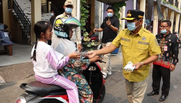 Wakil Bupati Barsel Turun Langsung Bagikan Masker Gratis Di Plaza Beringin