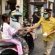 Wakil Bupati Barsel Turun Langsung Bagikan Masker Gratis Di Plaza Beringin