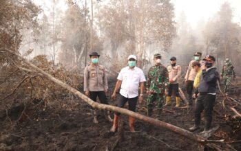 Respons Cepat Karhutla, Kapolres Barsel Turun Langsung Padamkan Titik Api di Masimpun Kalahien