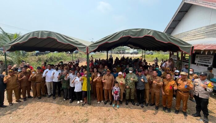 Wabup Barsel Serahkan Bantuan Pangan, Imbau Warga Waspadai Karhutla dan Kabut Asap