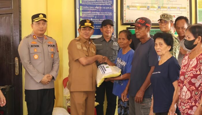 Wabup Barsel Serahkan Bantuan Cadangan Pangan Di Madara dan Minta Warga Jangan Bakar Lahan