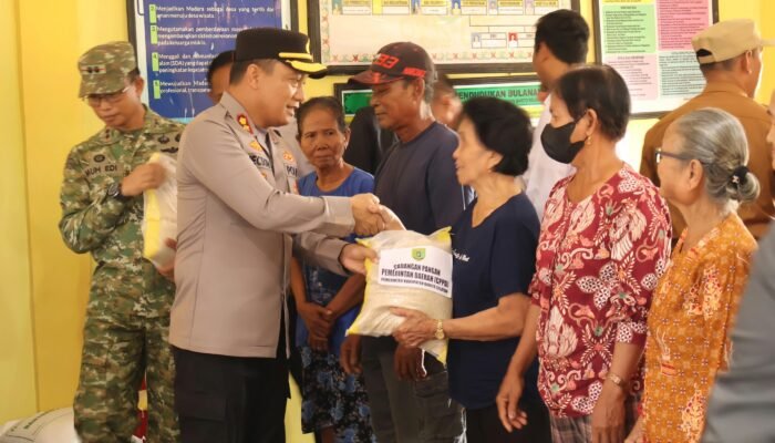 Kapolres Barsel Tegaskan Larangan Bakar Lahan Saat Salurkan Bantuan Pangan