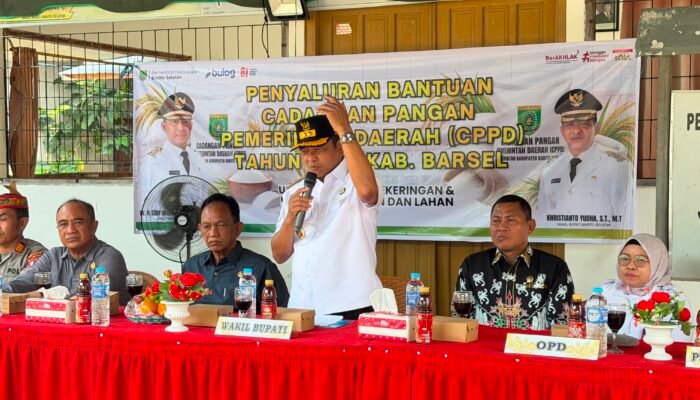 Wabup Barsel Kembali Salurkan Bantuan Cadangan Pangan, Warga Tetei Lanan dan Bantai Bambure Jadi Sasaran