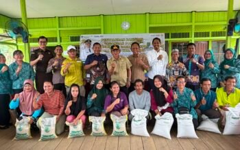 Warga Malungai Raya Dapat Bantuan Cadangan Pangan, Wabup Barsel Tekankan Kewaspadaan Karhutla