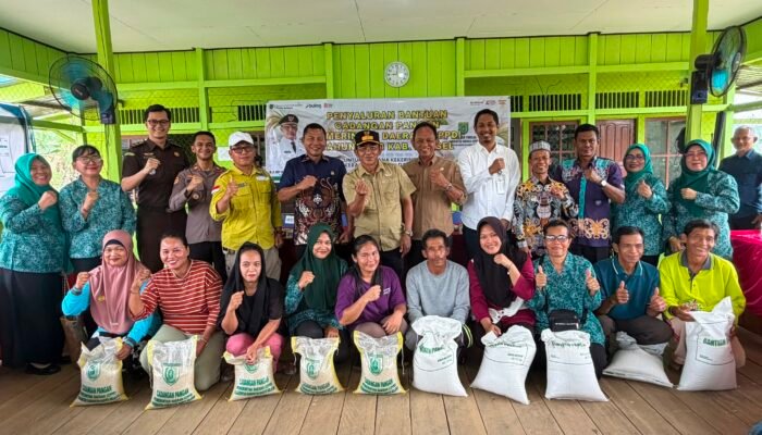 Warga Malungai Raya Dapat Bantuan Cadangan Pangan, Wabup Barsel Tekankan Kewaspadaan Karhutla