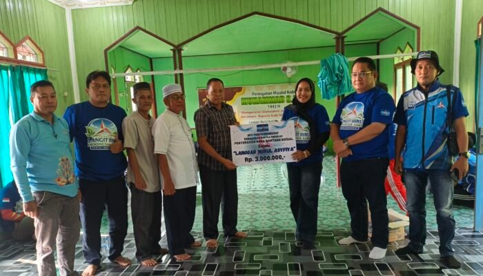 HUT ke-25, Partai Demokrat Barsel Gelar Bakti Sosial dan Gotong Royong di Langgar Nurul Ashfiya