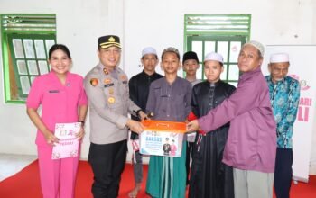 Polres Barsel Tebar 81 Paket Bansos dan Bendera Merah Putih Sambut HUT ke-81 RI