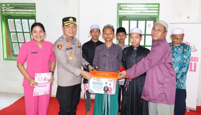 Polres Barsel Tebar 81 Paket Bansos dan Bendera Merah Putih Sambut HUT ke-81 RI
