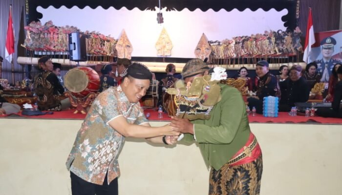 Meriahkan HUT RI Ke 81 Polres Barsel Gelar Wayang Kulit Semalam Suntuk Merawat Budaya dan Merajut Kebersamaan Masyarakat
