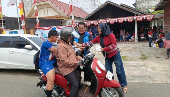 Kabut Asap Makin Pekat, Demokrat Barsel Bagikan Masker Gratis untuk Warga