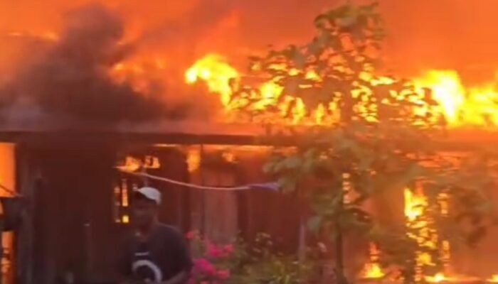 Kebakaran Hebat Gegerkan Desa Pendang, 4 Rumah dan Barak 4 Pintu Ludes Dilalap Api