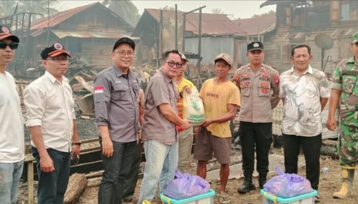 Pemkab Barsel Salurkan Bantuan Kepada Korban Kebakaran Di Pendang