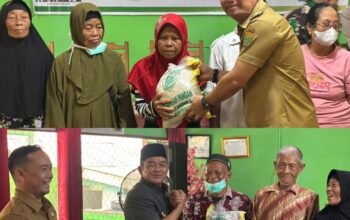 Karhutla Mengganas, Bupati Dan Wakil Bupati Barsel Salurkan Bantuan Pangan