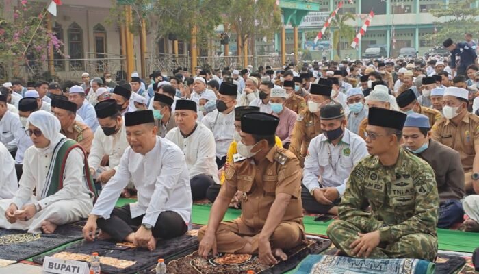 Barsel Dilanda Karhutla serta Kabut Asap, Bupati Eddy Raya dan Wakil Bupati Sholat Istiqo dan Doa Bersama Memohon Hujan