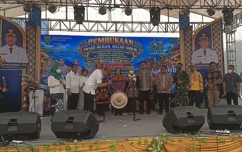 Tengah Kepungan Kabut Karhutla, Bupati Barsel Buka Pasar Murah dan Bazar UMKM diikuti 152 lapak pedagang