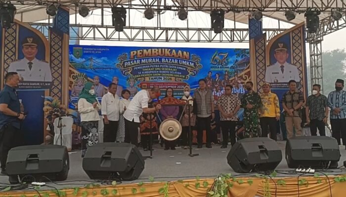 Tengah Kepungan Kabut Karhutla, Bupati Barsel Buka Pasar Murah dan Bazar UMKM diikuti 152 lapak pedagang