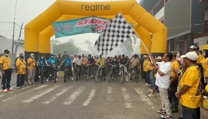 Ratusan Peserta Ramaikan Fun Bike HUT ke-67 Barsel, Wabup Khristianto Yudha Kibarkan Bendera Start
