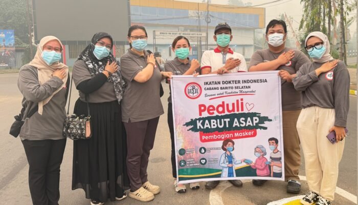 Kabut Asap Karhutla Makin Pekat, IDI Barsel Bagikan 500 Masker Gratis ke Warga