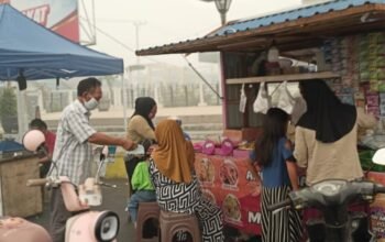 Peduli Warga Terdampak Kabut Asap, H. Raden Sudarto Bagikan Ribuan Masker Gratis di Buntok