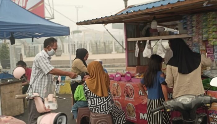 Peduli Warga Terdampak Kabut Asap, H. Raden Sudarto Bagikan Ribuan Masker Gratis di Buntok