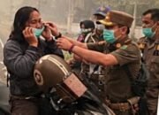 Cegah ISPA Akibat Kabut Asap Karhutla, Satpol PP Barsel Bagikan Masker Gratis