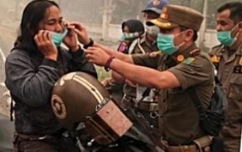 Cegah ISPA Akibat Kabut Asap Karhutla, Satpol PP Barsel Bagikan Masker Gratis