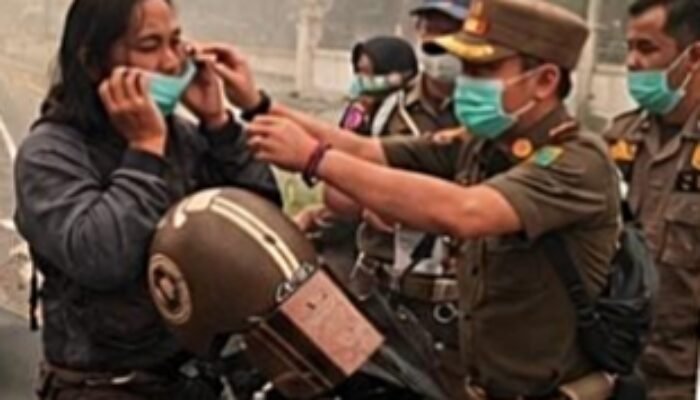 Cegah ISPA Akibat Kabut Asap Karhutla, Satpol PP Barsel Bagikan Masker Gratis