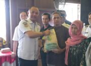 Bupati Eddy Raya Samsuri Dan Wakil Bupati Khristianto Yudha Salurkan Bansos dan Paket Pencegahan Stunting di Jenamas