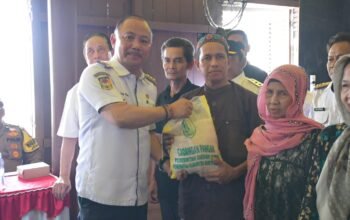 Bupati Eddy Raya Samsuri Dan Wakil Bupati Khristianto Yudha Salurkan Bansos dan Paket Pencegahan Stunting di Jenamas