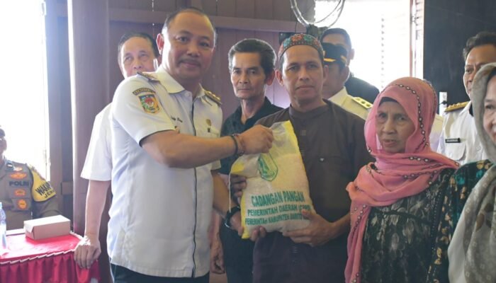 Bupati Eddy Raya Samsuri Dan Wakil Bupati Khristianto Yudha Salurkan Bansos dan Paket Pencegahan Stunting di Jenamas