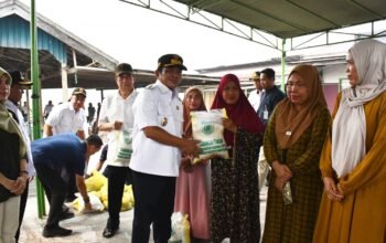 Bupati dan Wabup Barsel Salurkan Bansos dan Cadangan Pangan ke Rantau Bahuang, Keluarga Berisiko Stunting Jadi Perhatian