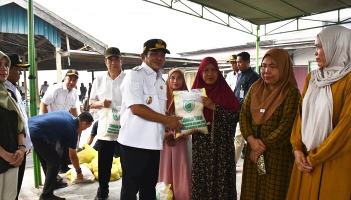 Bupati dan Wabup Barsel Salurkan Bansos dan Cadangan Pangan ke Rantau Bahuang, Keluarga Berisiko Stunting Jadi Perhatian