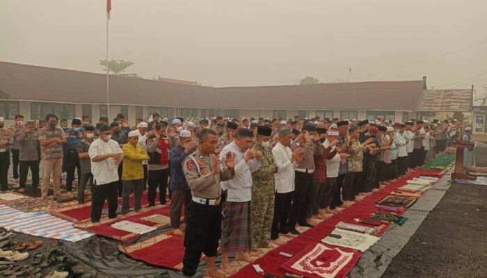 Prihatin Kabut Asap Karhutla, Polres Barsel Gelar Sholat Istisqa Memohon Hujan Segera Turun