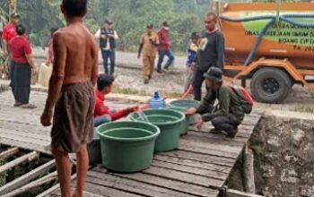 Musim Kemarau, Pemkab Barsel Salurkan 272.600 Liter Air Bersih Gratis ke 16 Desa dan Kelurahan